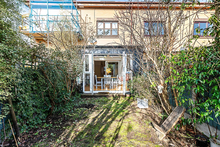 Exterior & Views 2, Stylish Spacious 3-bed Home in Vibrant Bow, London