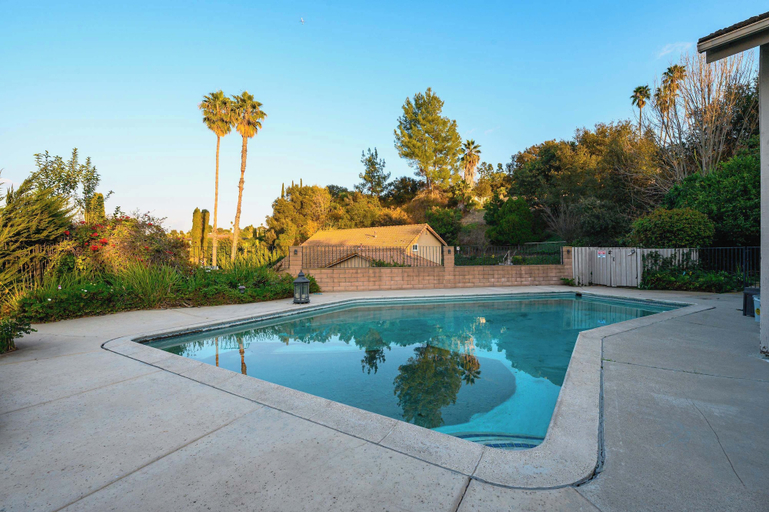 Sport & Beauty 4, Luxury Hilltop Stay Pool Views Sleeps Many, Los Angeles
