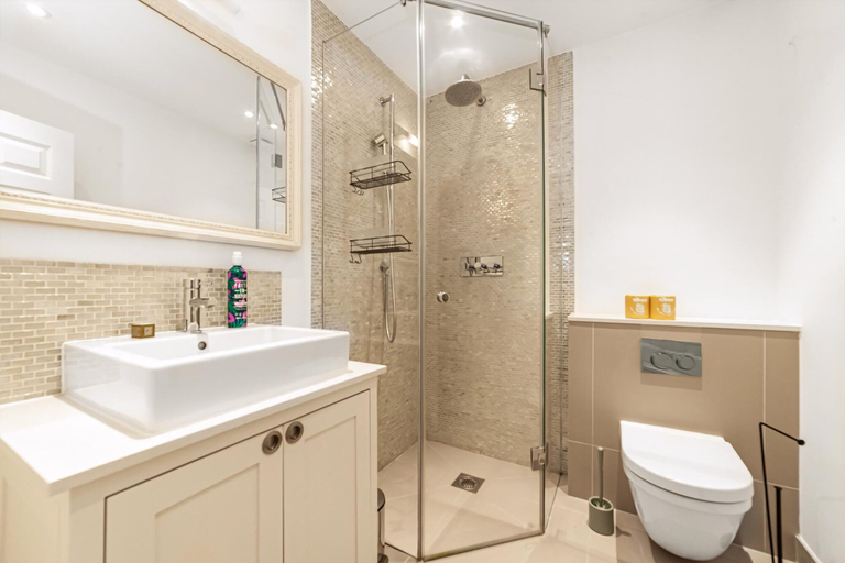 Bathroom 4, Elegant Two-level Kensington Apartment, London