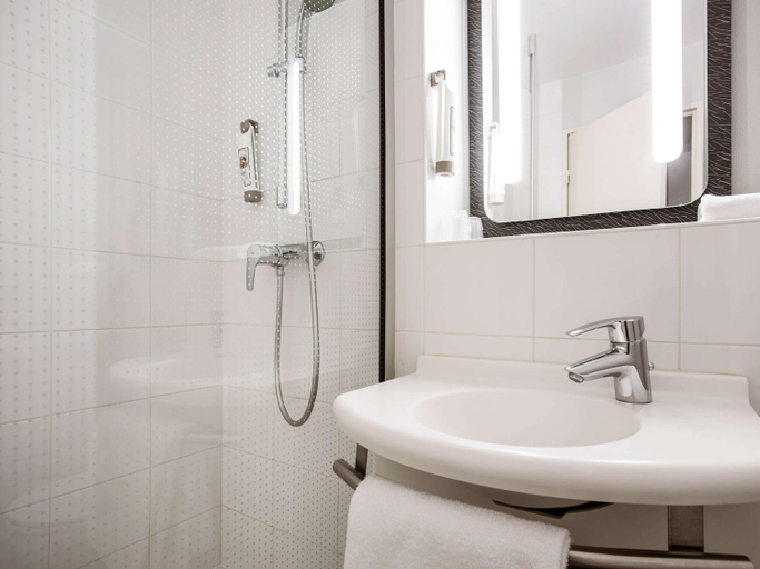 Bathroom 3, ibis Saint-Denis Stade Ouest, Seine-Saint-Denis
