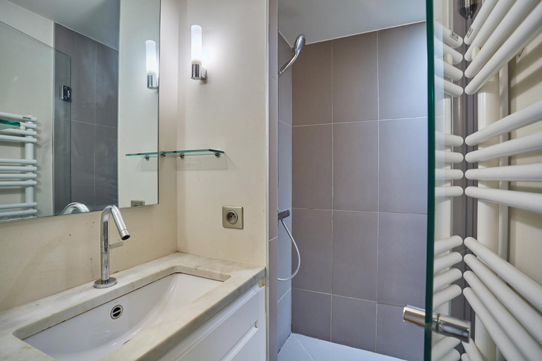 Bathroom 2, Apartment St Germain des pres by Studio Prestige, Paris
