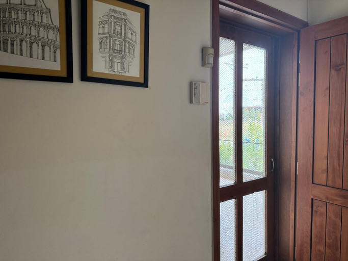 Others 5, Family-friendly 2-Bed Home Upper Portion w Parking, Lahore