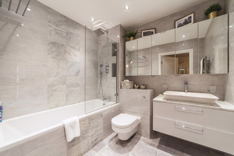 Bathroom 3, Cosy 2-bed Poplar Flat w/ City Views, London