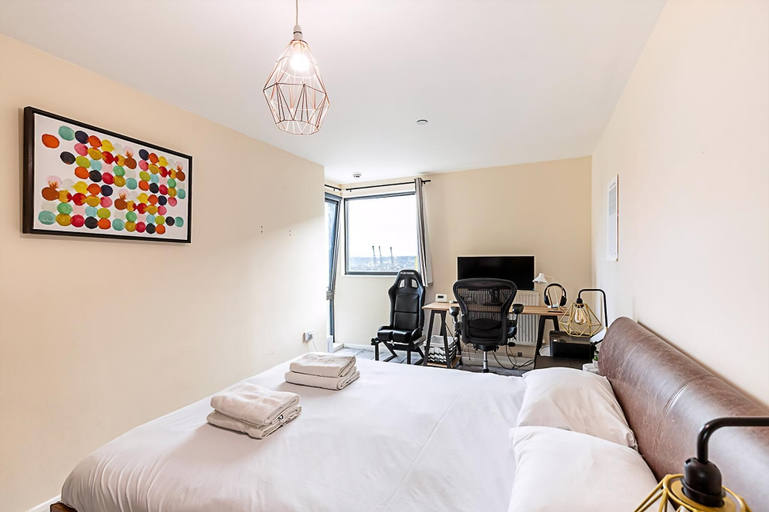 Bedroom 3, Sleek Flat w/ River Views In Canary Wharf, London