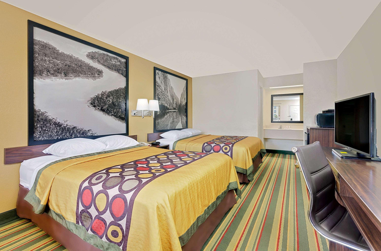 Bedroom 2, Super 8 By Wyndham Byron/South Macon, Peach