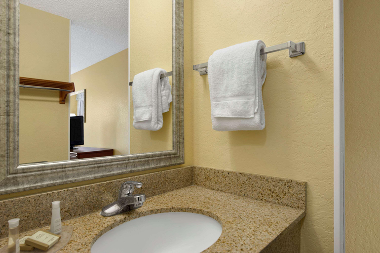 Bathroom, Baymont by Wyndham Gainesville, Alachua