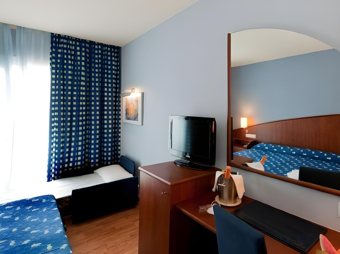Bedroom 3, Hotel Delfin 4 Sup, Girona