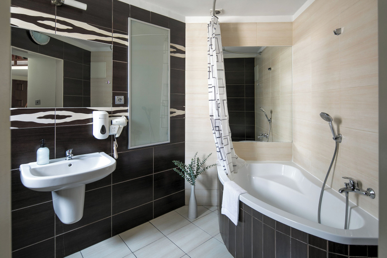 Bathroom 2, The Royal Patch Aparthotel, Kraków City