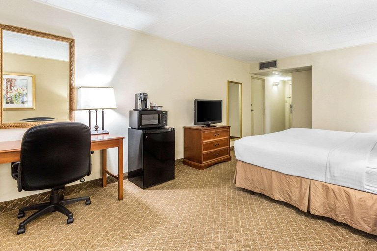 Bedroom 3, Clarion Inn Frederick Event Center, Frederick