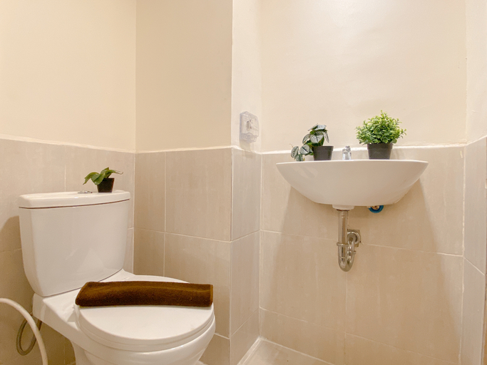 Bathroom 5, Tidy Warm Toned 2BR Apartment Meikarta By Travelio, Cikarang