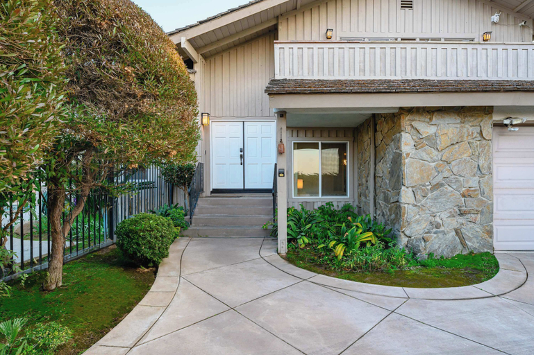 Exterior & Views 2, Luxury Hilltop Stay Pool Views Sleeps Many, Los Angeles