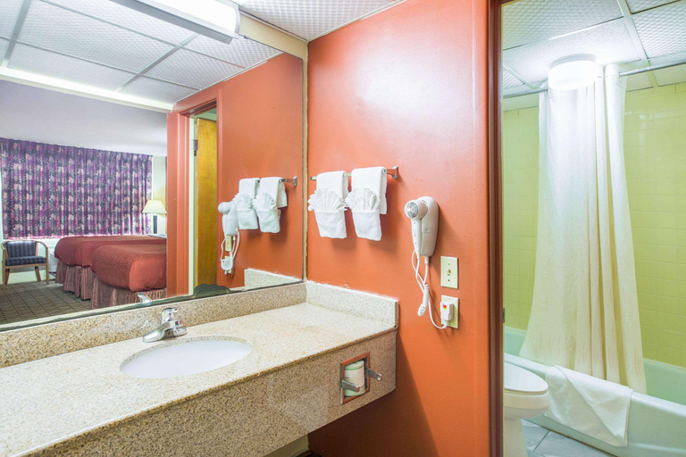 Bathroom 5, Rodeway Inn Bonifay, Holmes