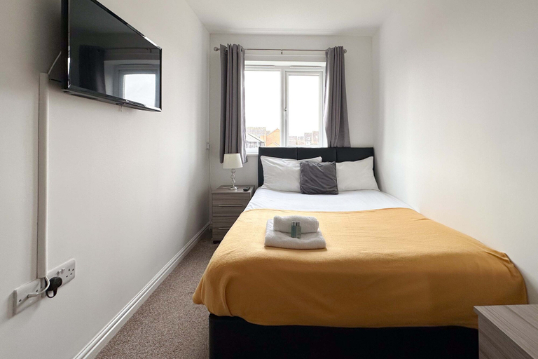Room 5, Kennedy 6 Bedroom 6 Bathrooms House in Hampton, Cambridgeshire
