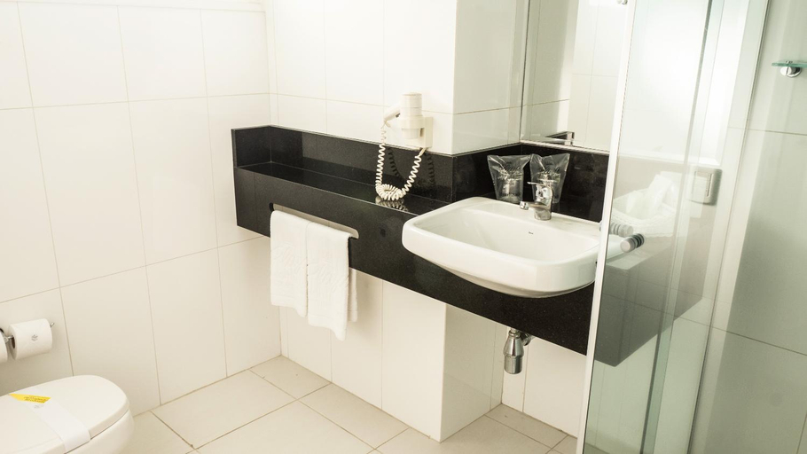 Bathroom 5, Plaza Sao Rafael Hotel - Proximo ao Cais Embarcadero e Hosp Santa Casa, Porto Alegre