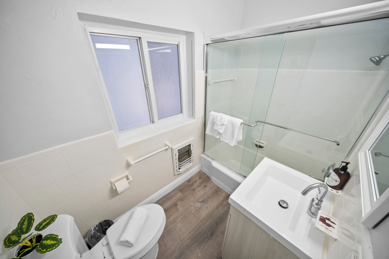Bathroom 4, The Leeward Apartments By Lowkl, Broward