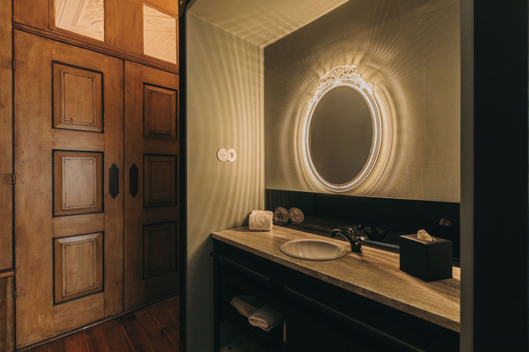 Bathroom 5, Torel Royal Court, Braga