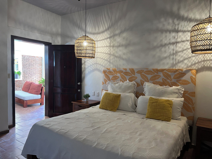 Bedroom 5, EJECUTIVO CESAR MARISCOS, Tela