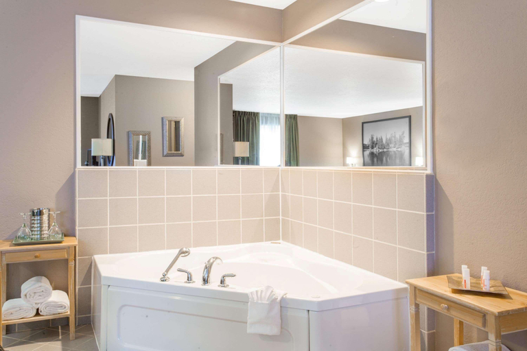 Bathroom 4, Super 8 by Wyndham Kenora, Kenora