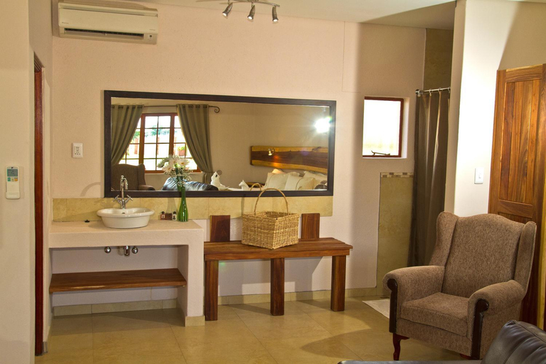 Bathroom, Cest Si Bon Hotel, Otjiwarongo