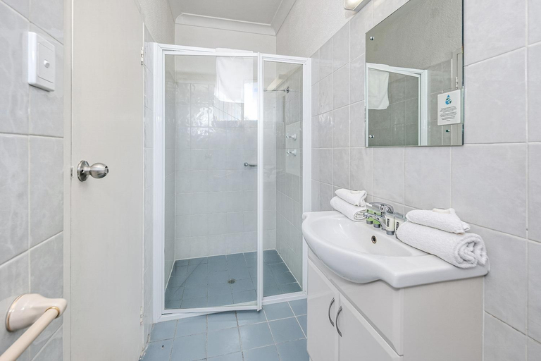 Bathroom 4, greet Hotel Alice Springs, Alice Springs- Stuart
