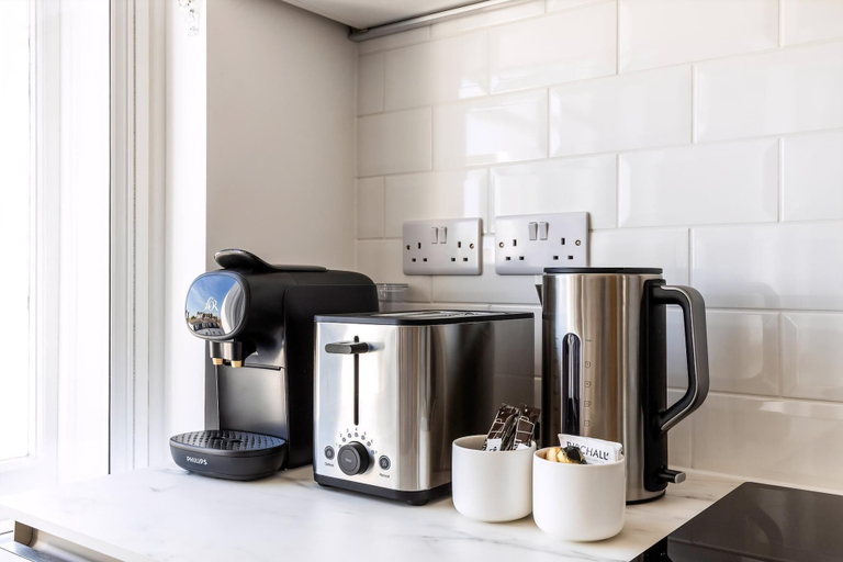 Others 4, Upscale Serene Getaway - Prime Chelsea Location!, London