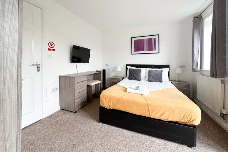Room 3, Kennedy 6 Bedroom 6 Bathrooms House in Hampton, Cambridgeshire