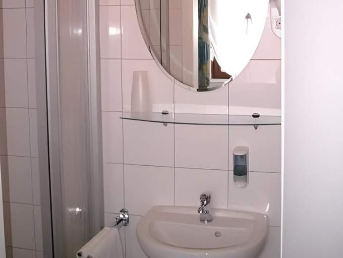 Bathroom 2, Classic Inn, Heidelberg