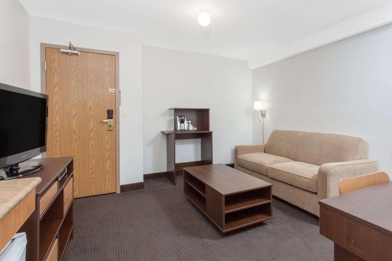 Bedroom 3, Super 8 by Wyndham Kenora, Kenora