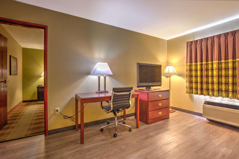 Bedroom 3, Super 8 by Wyndham Waterloo, Monroe