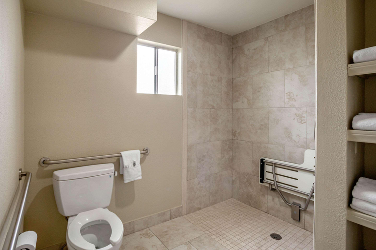Bathroom 5, Quality Inn Suites El Cajon San Diego East, San Diego