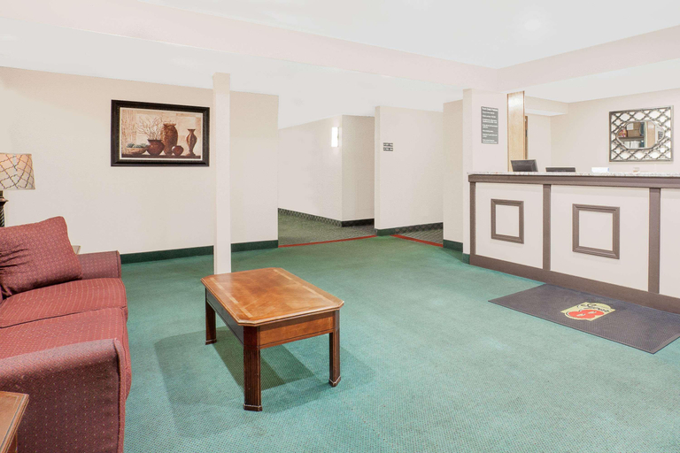 Public Area, Super 8 by Wyndham Middletown, Orange