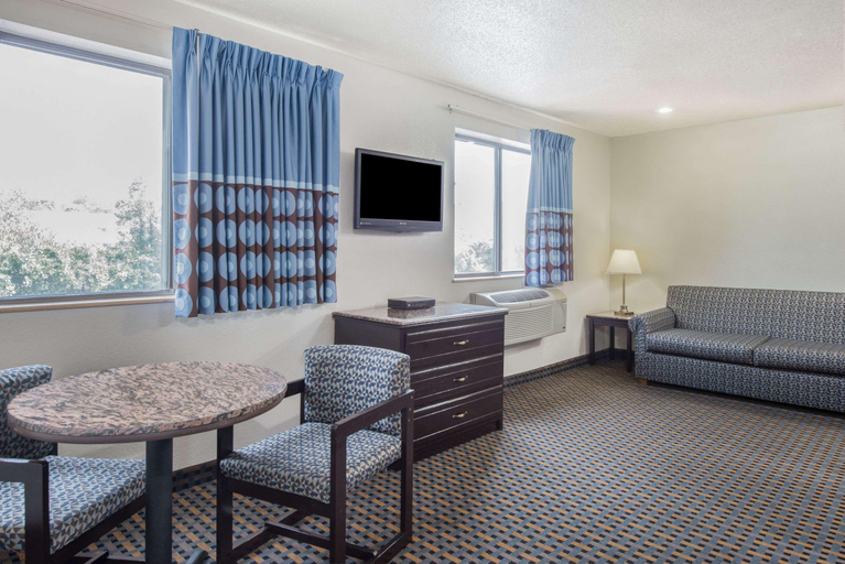 Bedroom 5, Super 8 by Wyndham New Castle, New Castle