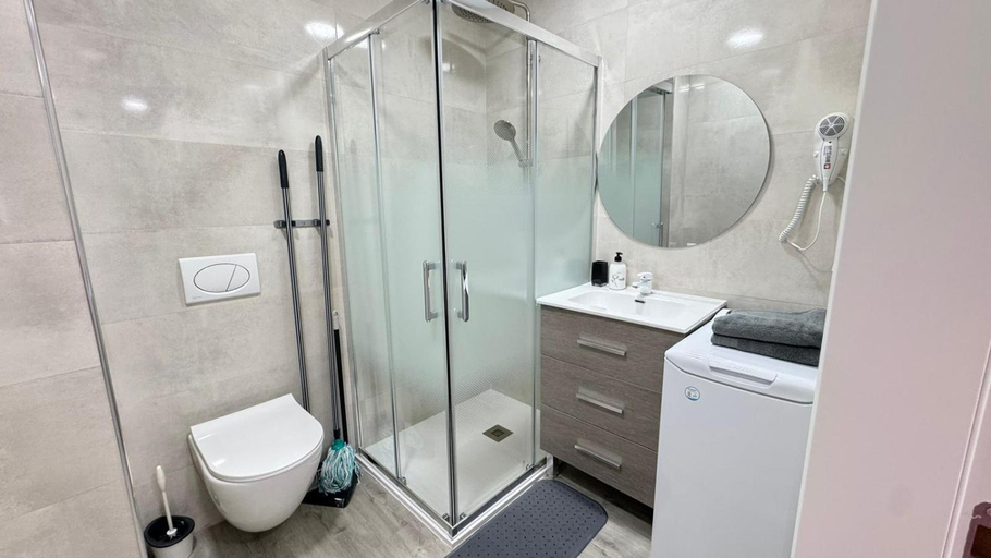 Bathroom 2, Versus Apartments near City of Arts III, Valencia