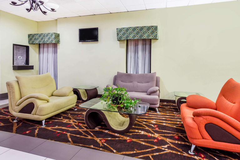 Public Area 2, Super 8 by Wyndham Garysburg/Roanoke Rapids, Northampton