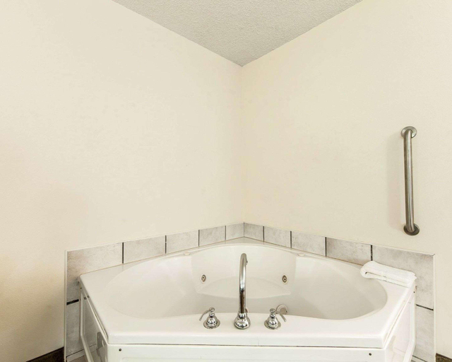 Bathroom 5, Quality Inn Wheelersbur, Scioto