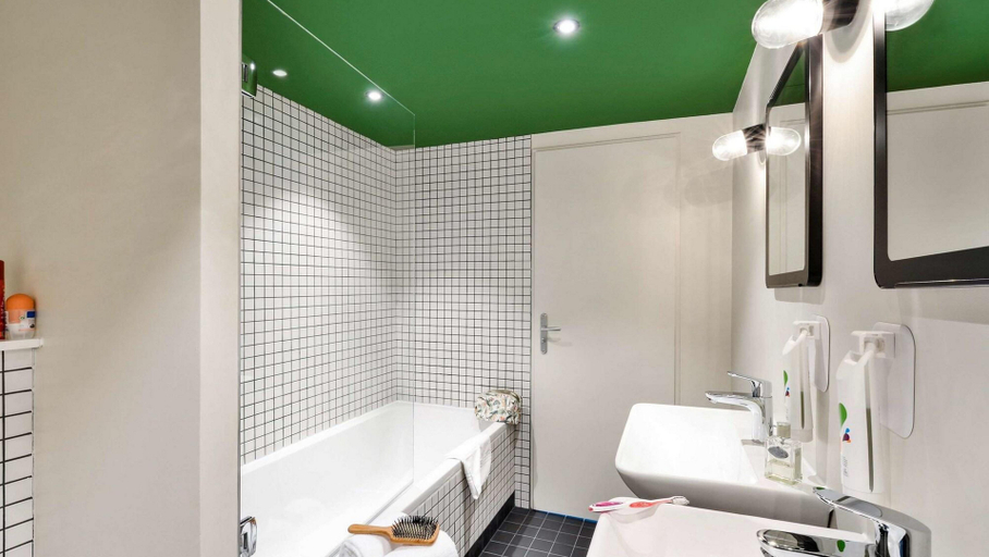 Bathroom 5, Ibis Styles Lyon Meyzieu Arena Stadium, Rhône