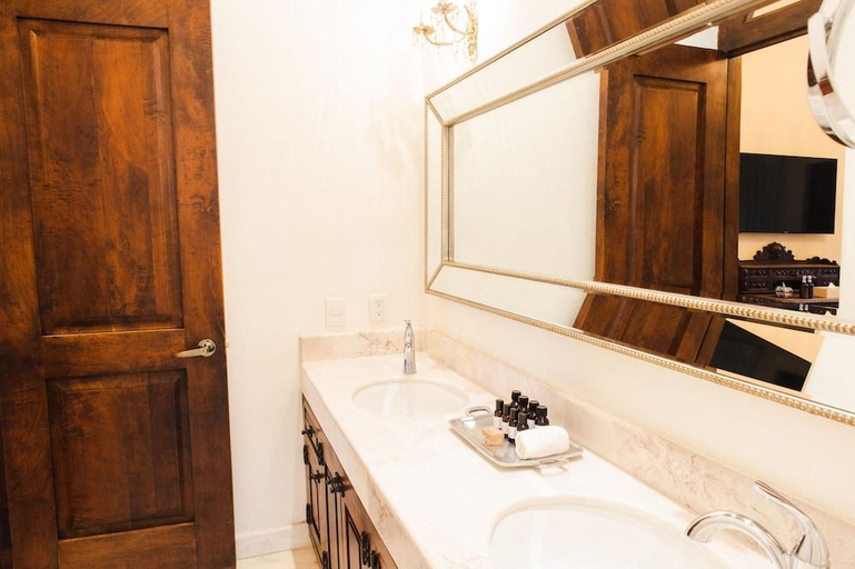 Bathroom 5, Hacienda los Arcangeles, Allende