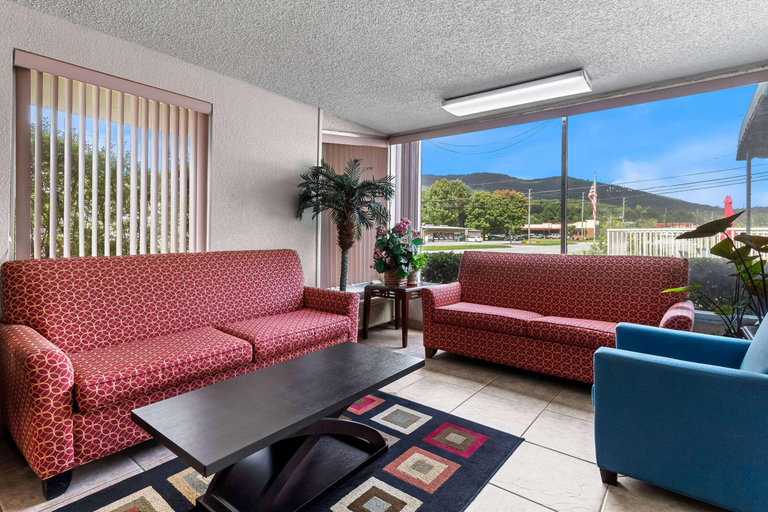 Public Area 3, Days Inn by Wyndham Clayton, Rabun