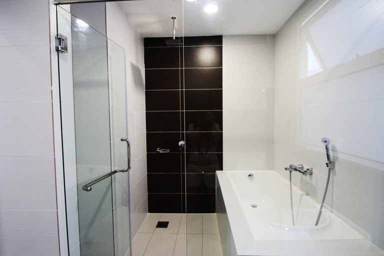 Bathroom, Cozy, High-Floor 2BR Apt Near LEGOLAND, Johor Bahru