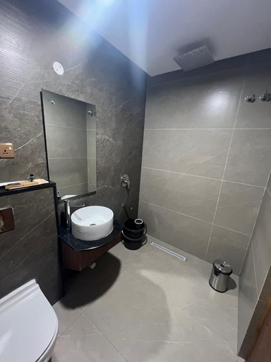 Bathroom 4, Hyders Mahal and Hotel, Thanjavur