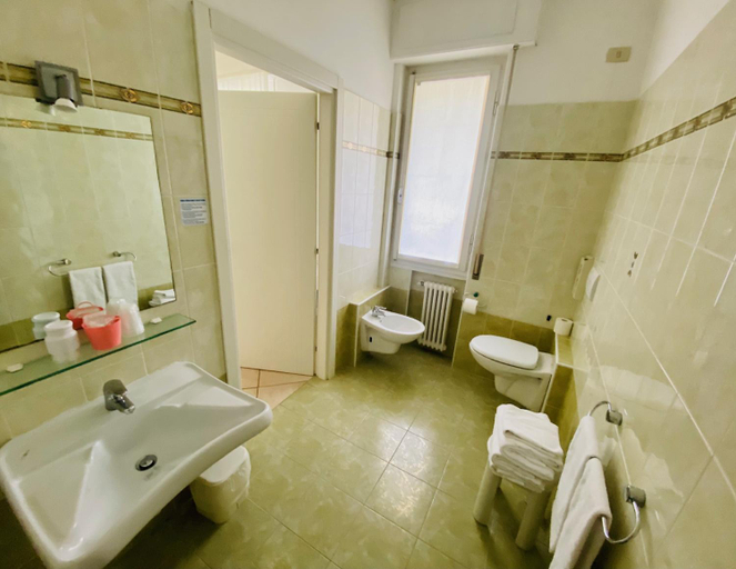Bathroom 2, Hotel Ideal, Verona