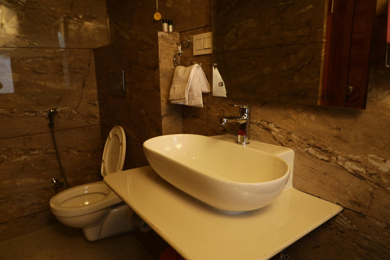Bathroom 3, Dee ess residency by Lazygetaways, Shimla