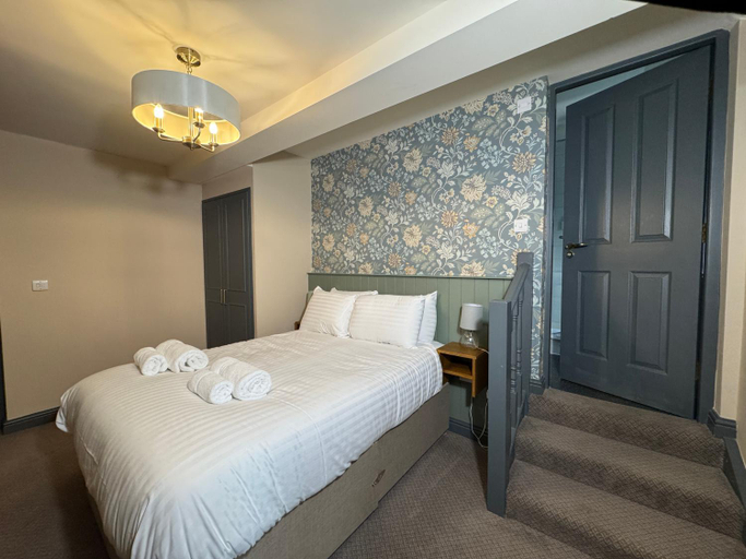 Bedroom 2, The Cross Scythes, Derbyshire