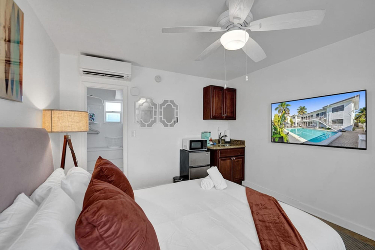Room 3, Waves on Desoto Lovely Studio 2, Broward