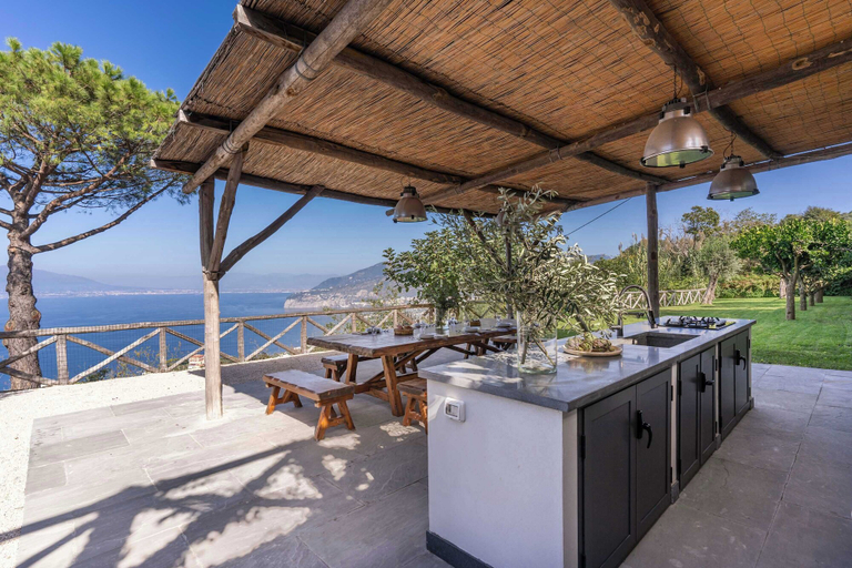 Room 3, Giulia 2 Villa Apartment Shared Pool Sea Views, Napoli