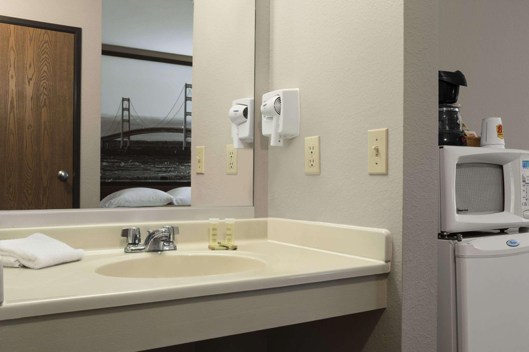 Bathroom 4, Super 8 by Wyndham Manistee, Manistee