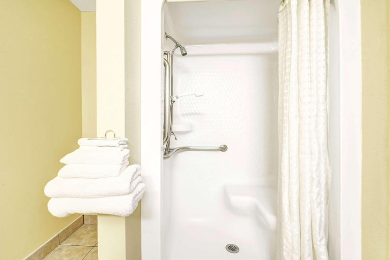 Bathroom 4, Super 8 by Wyndham McKinney/Plano Area, Collin