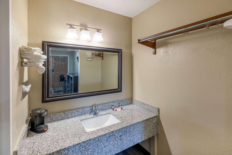 Bathroom 4, Super 8 by Wyndham Tulsa/Arpt/St Fairgrounds, Tulsa