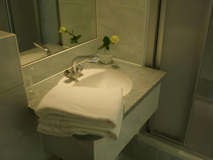 Bathroom 3, Hotel Cafe Restaurant Van Den Hogen, Edam-Volendam