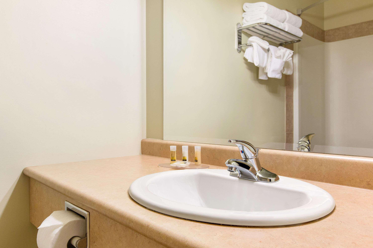 Bathroom 4, Days Inn by Wyndham Chetwynd, Peace River